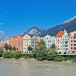 Gekleurde huizen aan de rivier in Innsbruck
