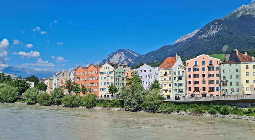 Gekleurde huizen aan de rivier in Innsbruck