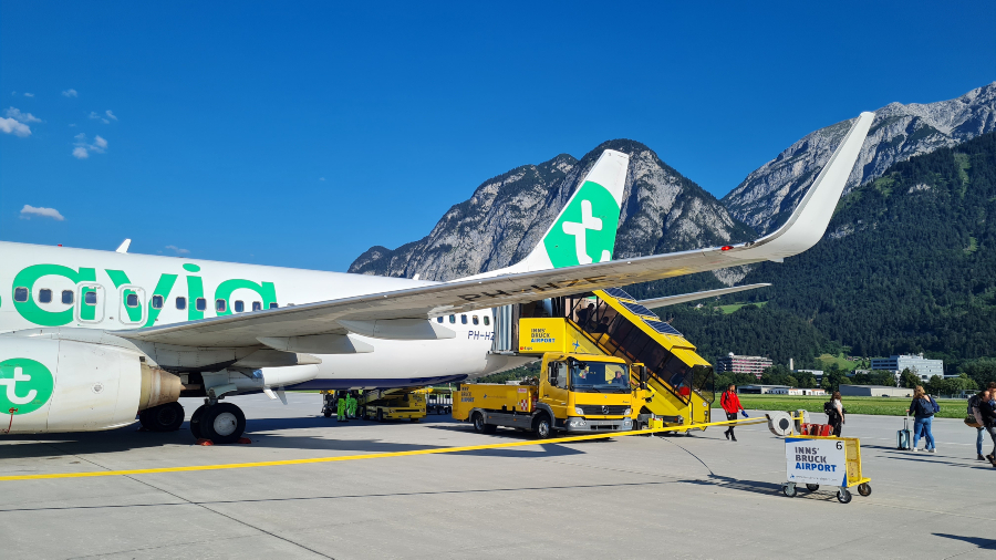 Vliegtuig voor de bergen op het vliegveld van Innsbruck