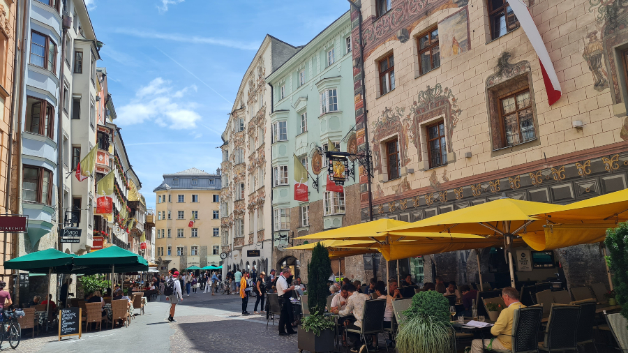 Plein met terrassen en gekleurde gevels in het centrum van Innsbruck