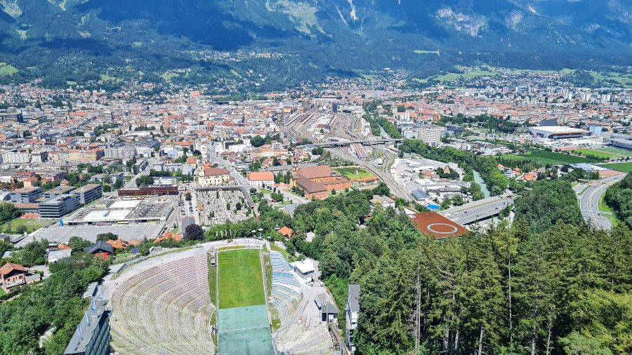 Uitzicht over Innsbruck vanaf bovenop de skischans