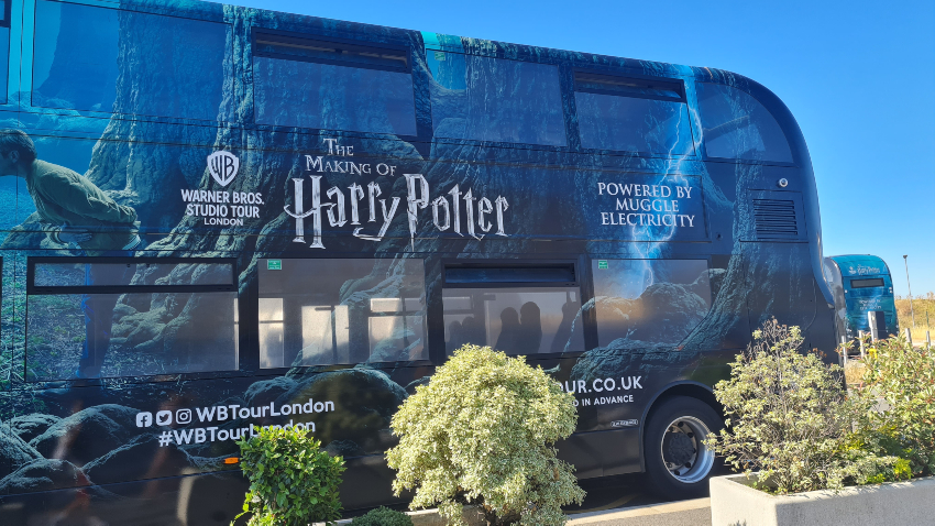 Shuttle bus met logo en afbeeldingen van The Making of Harry Potter