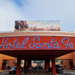 Bord hotel santa fe boven de ingang van het hotel