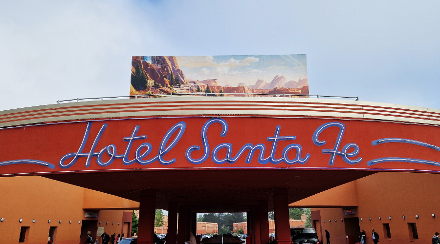 Bord hotel santa fe boven de ingang van het hotel