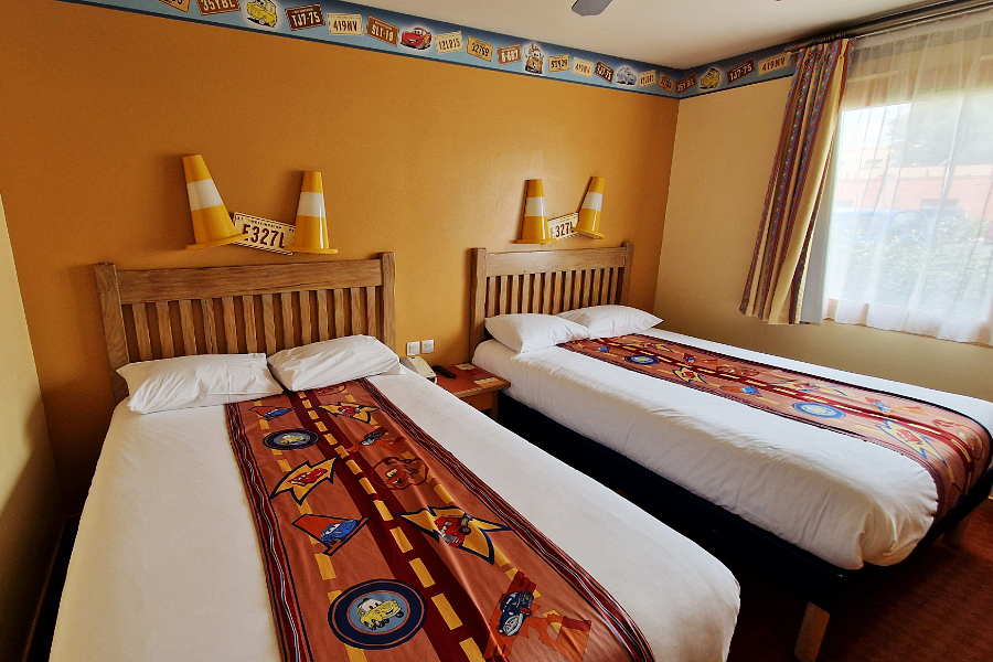 Kamer in Hotel Santa Fe met twee tweepersoonsbedden en decoratie van Cars